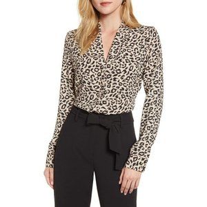HALOGEN V-Neck Animal Print Button Down Top - Medium